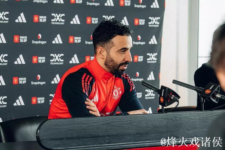 阿莫林质疑曼联新星青训评价过高，并考虑再次留下他